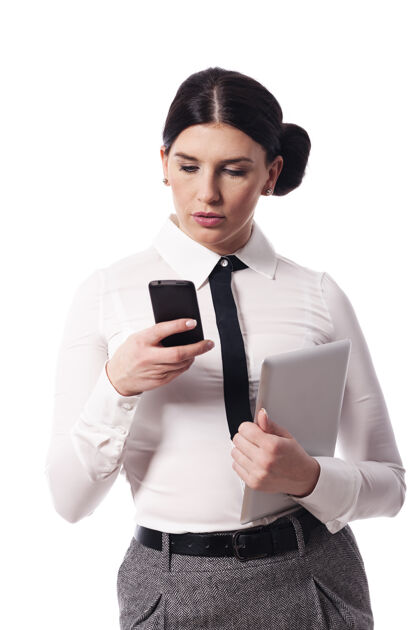 沉思带着手机和数字平板电脑的忙碌女人高加索商务电话