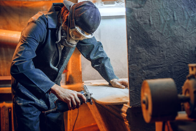 圆形木工用圆锯切木板研磨木工人