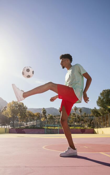 肖像年轻人在踢足球足球运动员足球男人