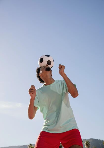 足球一个正在踢足球的年轻人足球头球肖像