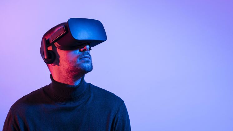 特写用虚拟现实眼镜和复制空间特写男人技术虚拟现实虚拟