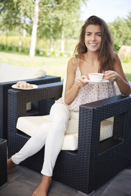 看向别处花园里没有什么比咖啡更好的了沙发快乐坐着