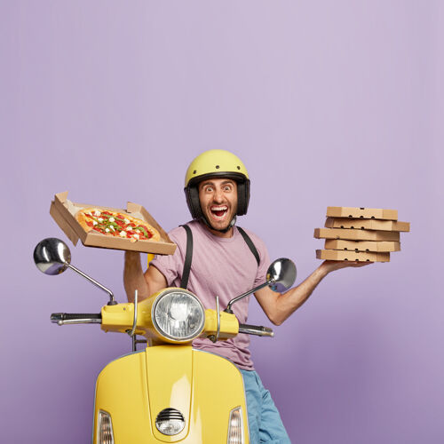 工作满意的送货员开着黄色的踏板车 手里拿着披萨盒举行职业姿势