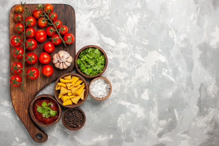 蔬菜顶视图新鲜的樱桃西红柿与不同的调味品和绿色的白色表面食品健康不同