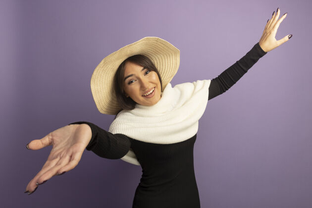 开戴着白领巾和夏帽的年轻女子张开双手做欢迎手势帽子围巾紫色