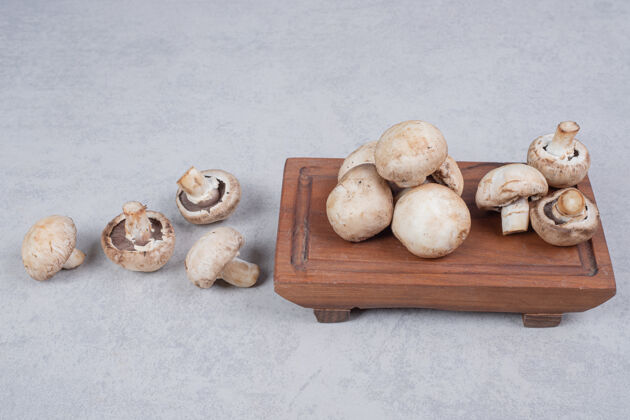 可食用的新鲜蘑菇放在木盘上高质量的照片蘑菇好吃的好吃的