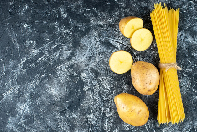 烹饪浅灰色表面土豆意大利面俯视图食品产品土豆