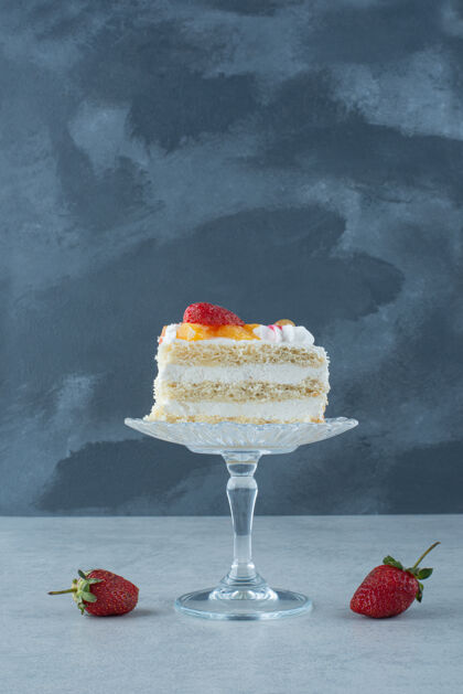 糕点甜甜的蛋糕放在玻璃盘上 两个红色的草莓高品质的照片甜食蛋糕食品