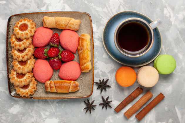 蛋糕俯瞰法国麦卡龙 白色表面有一杯茶饼干和粉色蛋糕派法式早餐