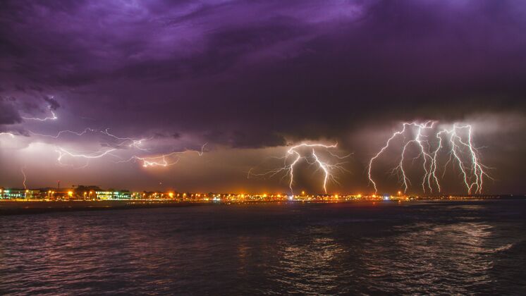 太阳惊心动魄的强烈闪电风暴在埃斯波森德 葡萄牙城市的海洋五颜六色光风景