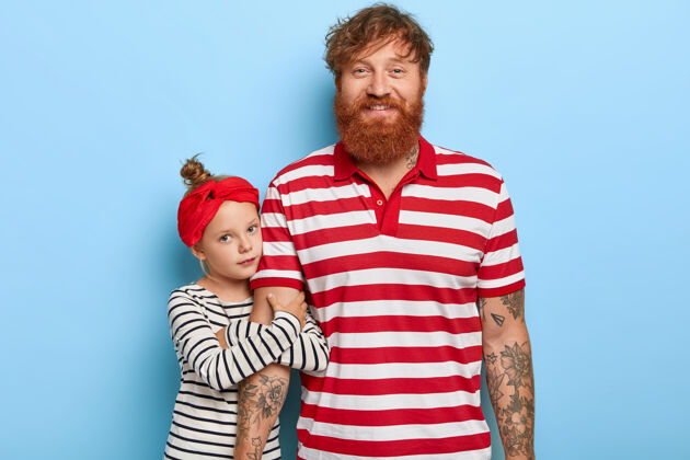 关系可爱时尚的姜子女儿和爸爸一起合影男性红发拥抱