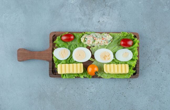 口感早餐提供蔬菜 煮蛋 黄油和沙拉 大理石背景高品质照片美味生菜西红柿