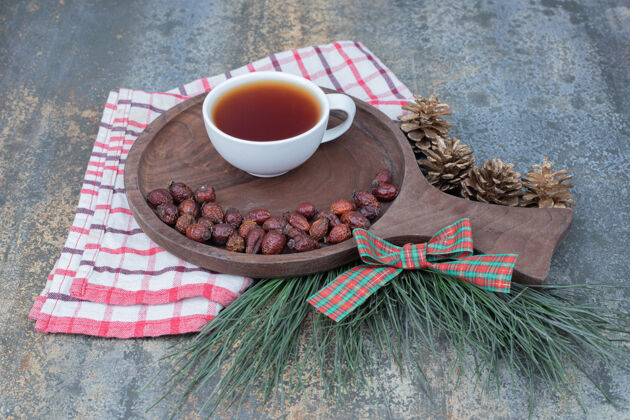 木头在木板上放一杯茶和干玫瑰果高质量的照片浆果茶杯子