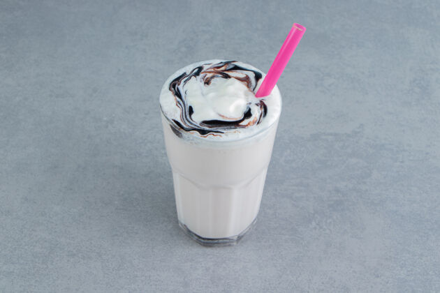 牛奶一杯美味的奶昔在大理石背景上高品质的照片爽口美味糖