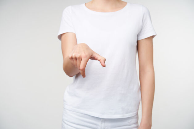沟通年轻女性的手被举起的剪影 同时在手语上显示单词hike 在白色背景上摆姿势有听力障碍的人的手势白色特写皮肤白皙