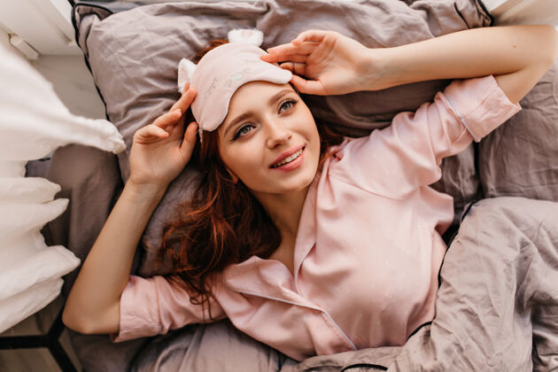 姜快乐的白人女孩在早晨休息头顶上的照片美丽的红发女子在睡眠面具女模特周末兴奋