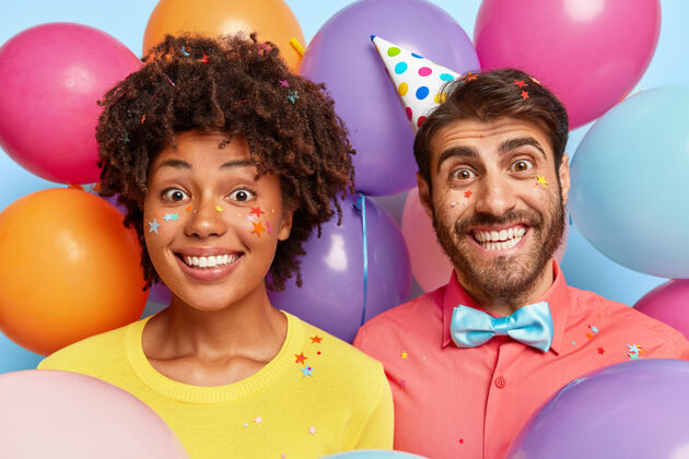 欢呼一对年轻夫妇在生日彩球环绕下摆姿势的画像男人关系五颜六色