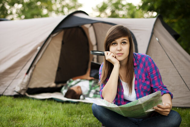 情侣坐在帐篷前的年轻漂亮女人女人春天思考