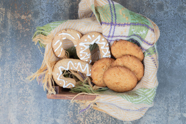 节日姜饼饼干和饼干在木制篮子高品质的照片小吃釉面自制