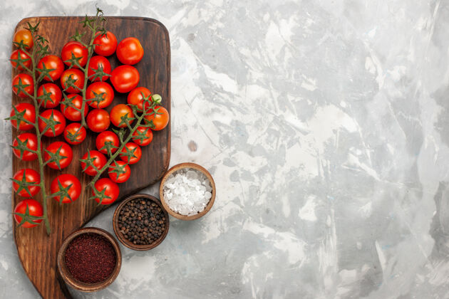 蔬菜顶视图新鲜的樱桃番茄成熟的全蔬菜与调味品在白色的表面新鲜美味食品