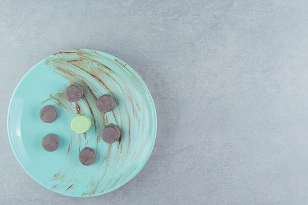 配料在大理石背景板上的各色糖果高品质的照片糖果盘子巧克力