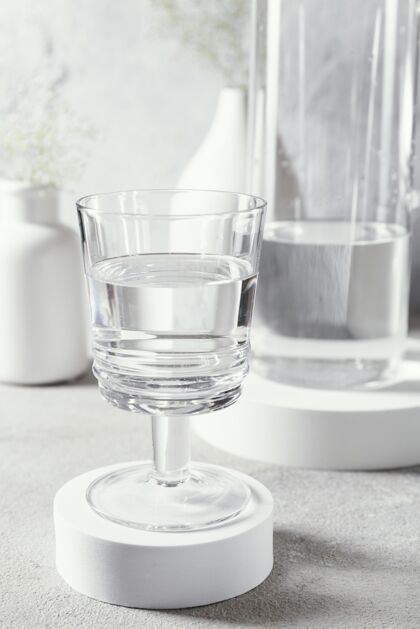 饮料桌上有一杯水桌子液体水