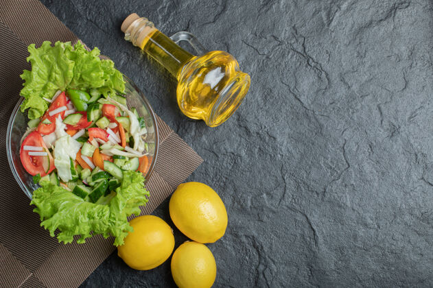 油午餐桌上的自制有机新鲜沙拉高品质照片生菜菜肴配料