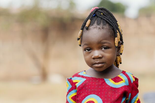 非洲特写可爱的女孩在户外第三世界种族特写