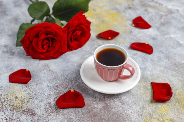 玫瑰情人节早餐 咖啡杯和玫瑰花爱浪漫花