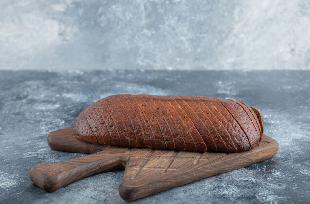 切片自制有机南瓜镍黑面包切成片在编织切割板高品质的照片面粉面团自然