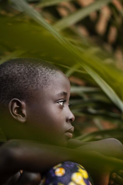 男孩特写非洲小孩与树叶合影第三世界特写文化