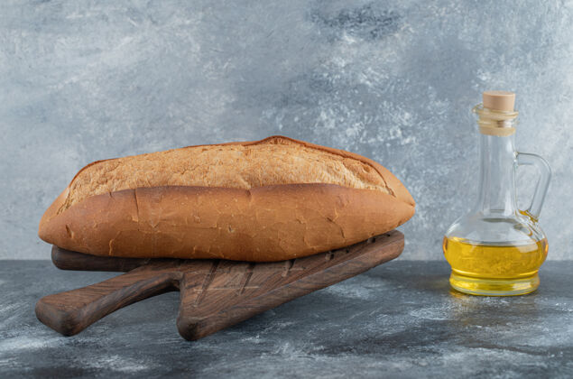 面包木板上涂有油的白面包的照片高质量的照片切割吐司木板