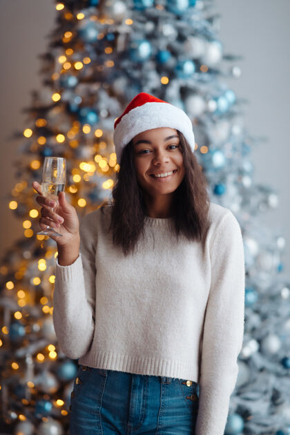房子在家喝香槟的非裔美国妇女圣诞节庆祝女人酒精节日