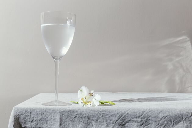 水桌上有一杯水和花花液体饮料