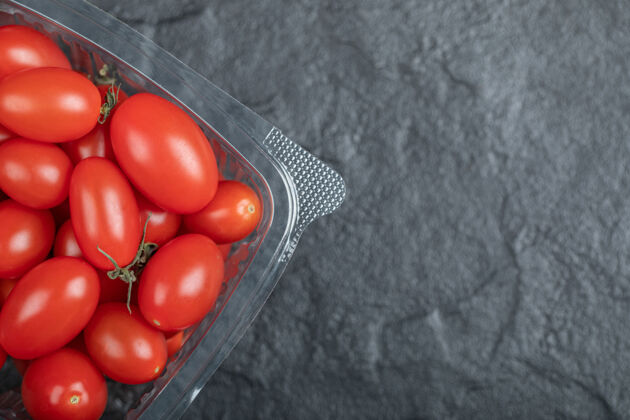 有机黑色背景上的新鲜有机西红柿特写照片高品质照片配料素食健康