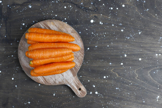 胡萝卜碗里放着不同的胡萝卜维生素成熟的新鲜