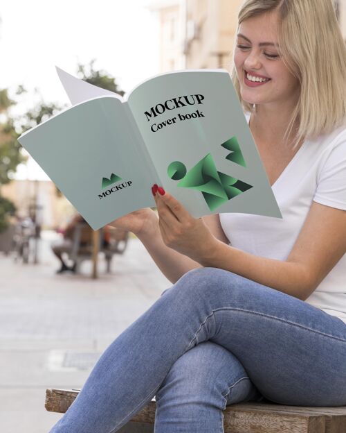 阅读女人在街上看书女性户外街道