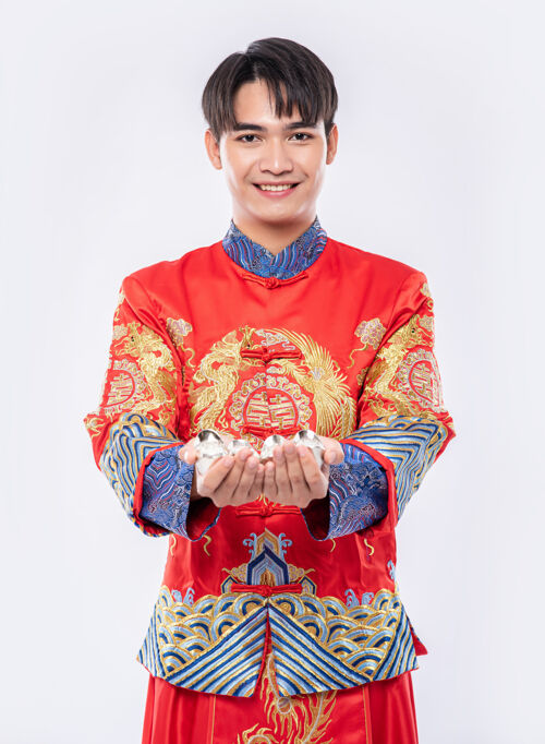 文化男子身穿旗袍套装微笑着站着把礼金送给家人祝贺一个人中国文化