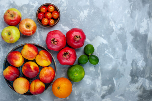 桃子顶视图新鲜桃子美味的夏季水果与李子和苹果在浅白色的办公桌上苹果新鲜树