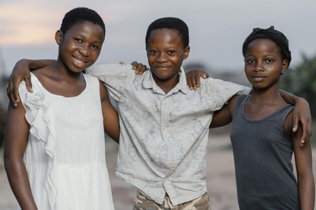 男孩年轻的非洲孩子在户外女孩肖像孩子
