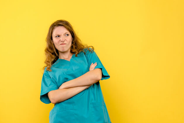 微笑正面图：女医生在黄色空间摆姿势人生活方式视图