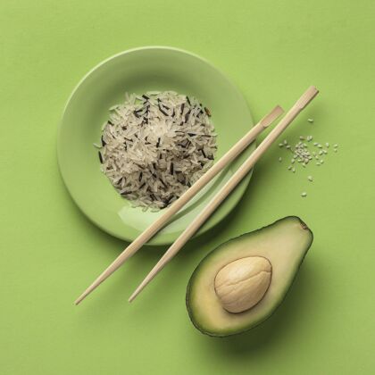 筷子一盘米饭的鳄梨俯视图生物新鲜小吃