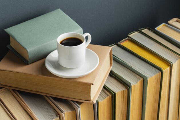 小说创意安排不同的书籍和咖啡阅读智力作文