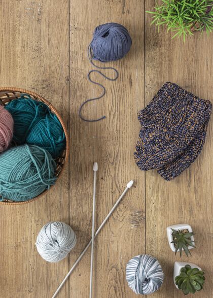 纺织品毛线和编织针放在篮子里羊毛针织线