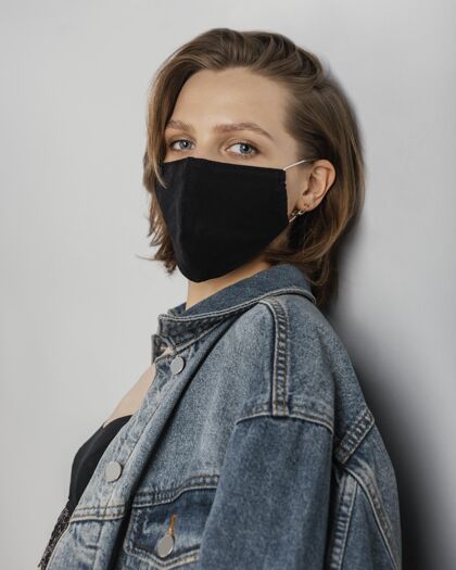 外科口罩穿着牛仔夹克和面具的女人预防肖像措施