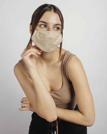 女人带面具的女性肖像保护预防外科口罩
