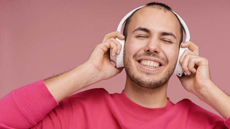 耳机戴着耳机的男人在笑笑设备室内