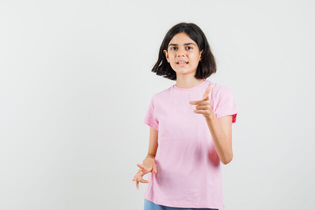 青少年小女孩指着前面的粉红色t恤 短裤 正面视图漂亮人和平