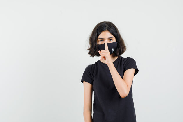 青少年身穿黑色t恤的小女孩 戴着面具 显示出沉默的姿态 看上去很小心 正对着前方手势人物关怀