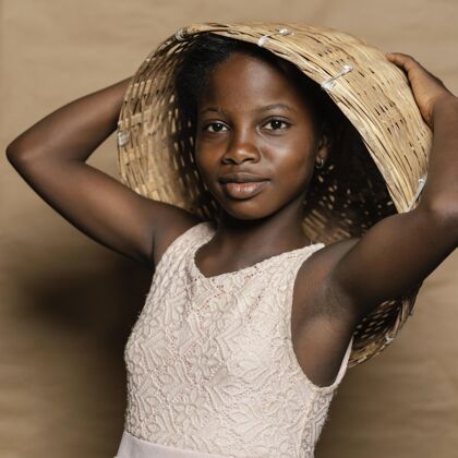 拿着头上顶着草篮的小姑娘非洲孩子肖像